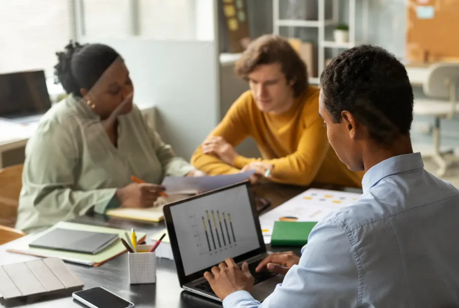 Team reviewing reports and analytics during a Dreamdata consulting and implementation working session