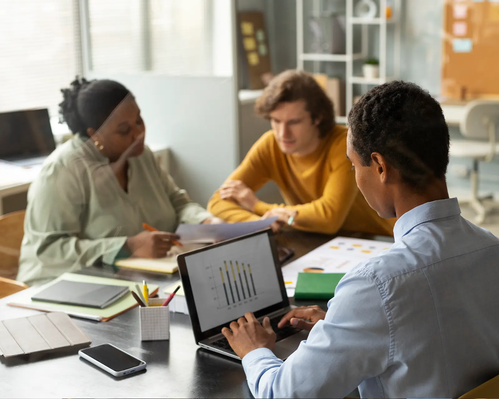 Team reviewing reports and analytics during a Dreamdata consulting and implementation working session
