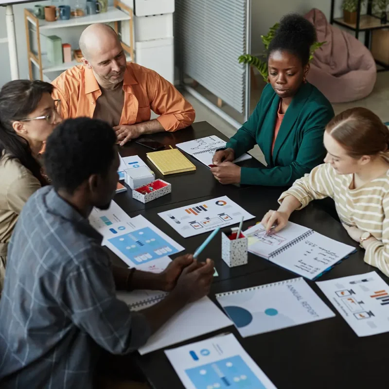 B2B team reviewing performance reports during a Dreamdata consulting and implementation session