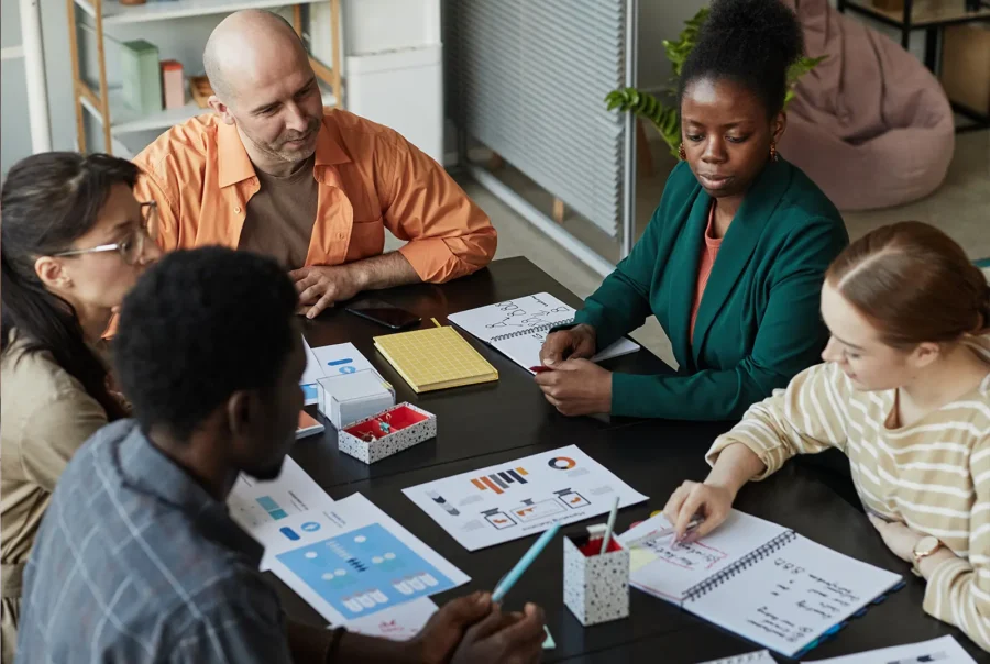 B2B team reviewing performance reports during a Dreamdata consulting and implementation session